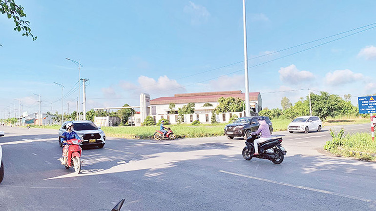 Tại nút giao đường tỉnh 922 với Quốc lộ 91B, lưu lượng xe đông nhưng không còn đèn tín hiệu giao thông.