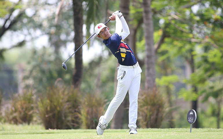 Lê Khánh Hưng (15 tuổi) đoạt HCV môn golf đầu tiên trong lịch sử đại hội cho đoàn Việt Nam. (Ảnh PHƯƠNG ANH)