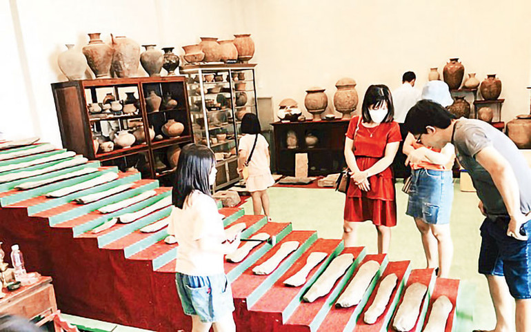 Du khách tham quan Bảo tàng Cổ vật Mũi Né, Bình Thuận. Du khách tham quan Bảo tàng Cổ vật Mũi Né, Bình Thuận.