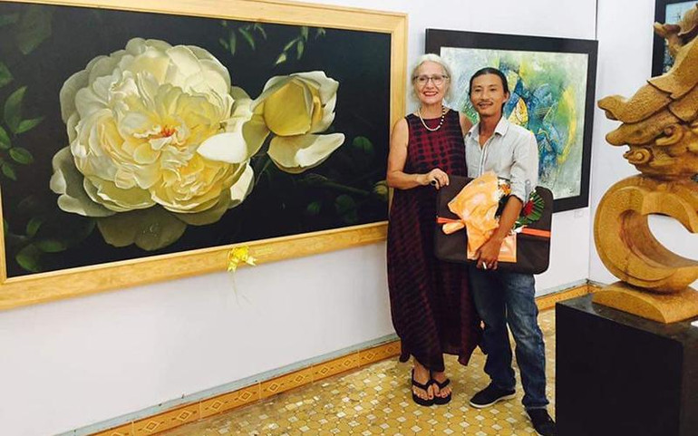 Bức tranh hoa hồng đầu tiên của Trần Huy Tuân được nhà sưu tập Sonja (người Đức) mua lại.