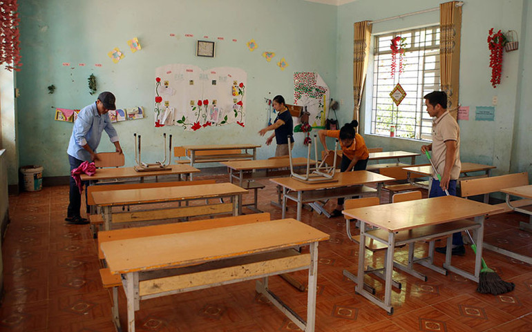 Thầy, cô giáo dọn dẹp lớp học chuẩn bị cho năm học mới.