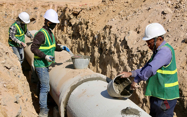 Thi công hạng mục kỹ thuật cấp nước trong cụm công nghiệp Quảng Chu. (Ảnh NGUYỄN HOÀN)