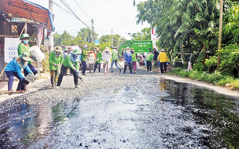 Đội lắp vá đường từ thiện những năm qua đã sửa chữa nhiều đoạn đường xuống cấp vùng nông thôn thuộc huyện Chợ Mới, tỉnh An Giang. Đội lắp vá đường từ thiện những năm qua đã sửa chữa nhiều đoạn đường xuống cấp vùng nông thôn thuộc huyện Chợ Mới, tỉnh An Giang.