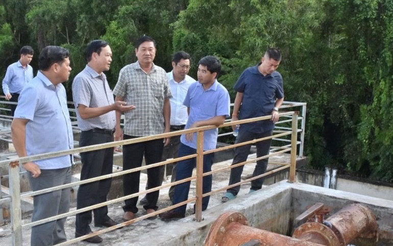 Đại diện Cục Thủy lợi kiểm tra trạm cấp nước tập trung ở huyện Phước Long (Bạc Liêu).