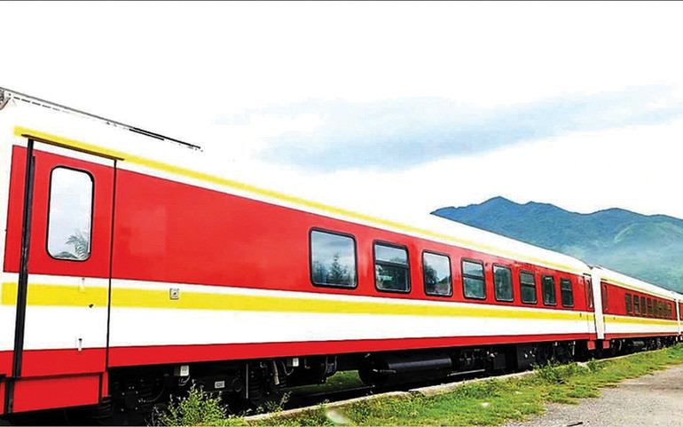 Tàu SNT6/SNT3 chạy tuyến Sài Gòn - Nha Trang.