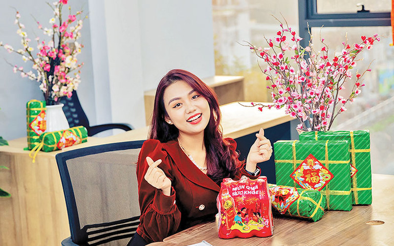 Những món quà sức khỏe như Trà thanh nhiệt Dr Thanh trở nên thiết thực hơn trong ngày Tết khi giúp thanh lọc cơ thể khỏi nóng trong người do tiệc tùng để cả gia đình luôn tươi mát đón xuân.