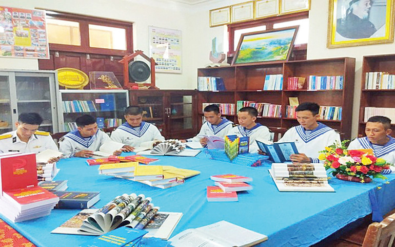 Cán bộ, chiến sĩ đảo Đá Đông thi trưng bày mô hình sách pháp luật. (Ảnh HQ)