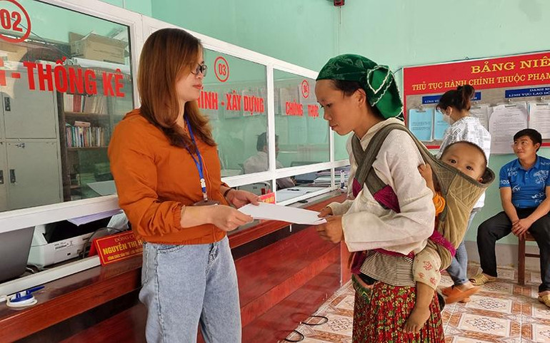 Người dân lấy kết quả tại bộ phận một cửa xã Phú Lũng, huyện Yên Minh (Hà Giang).