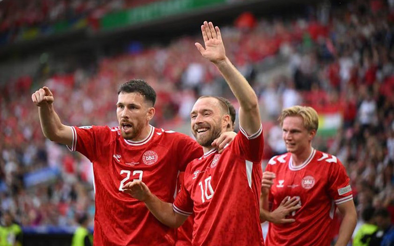 Chritian Eriksen (số 10) được chờ đợi sẽ giúp Đan Mạch vượt qua Serbia.