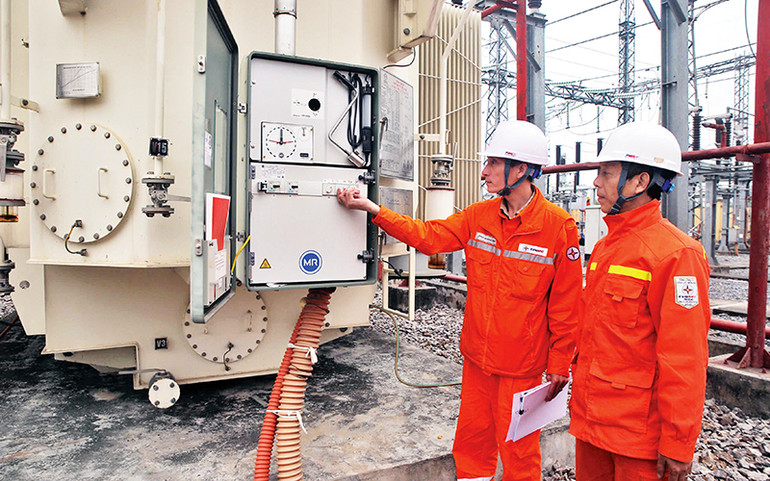 Cán bộ Ban Quản lý dự án lưới điện kiểm tra MBA trước khi thực hiện đóng điện. (Ảnh Thu Hà) Cán bộ Ban Quản lý dự án lưới điện kiểm tra MBA trước khi thực hiện đóng điện. (Ảnh Thu Hà)