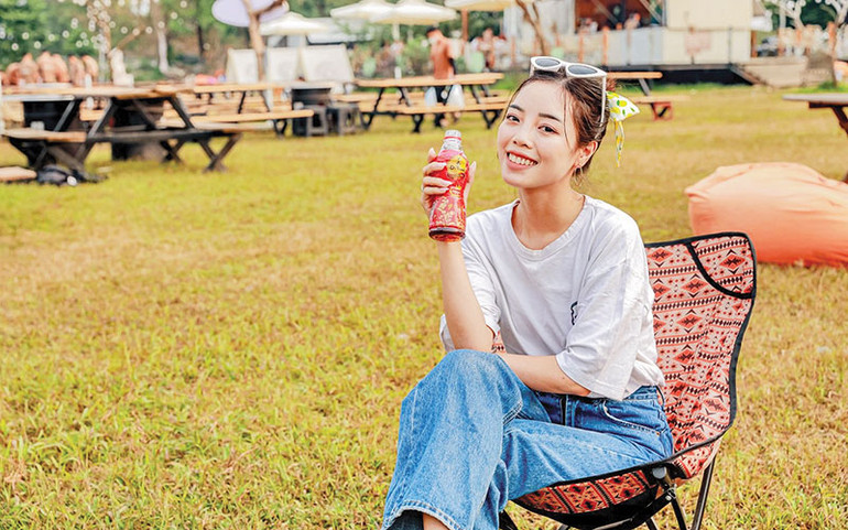 Với nhiều người trẻ, dù có đi đâu thì Tết là dịp để trở về nhà cùng món quà sức khỏe tri ân cha mẹ.