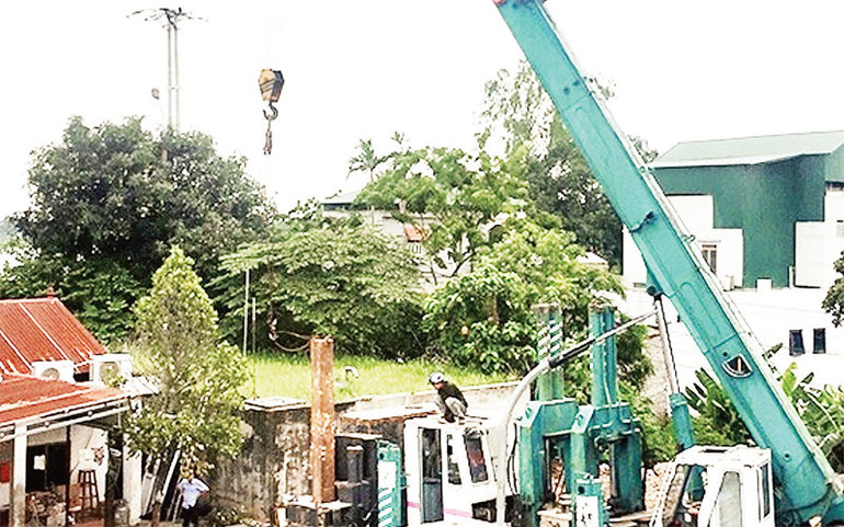 Thi công đường ống dẫn nước sạch tới hai huyện Cẩm Giàng, Bình Giang. (Ảnh QUỐC VINH)