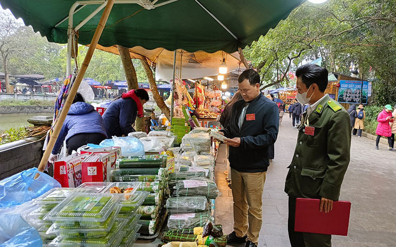 Các đơn vị chức năng của Khu di tích lịch sử Đền Hùng kiểm tra hoạt động kinh doanh của các cửa hàng bảo đảm đúng quy định. (Ảnh NGỌC LONG)