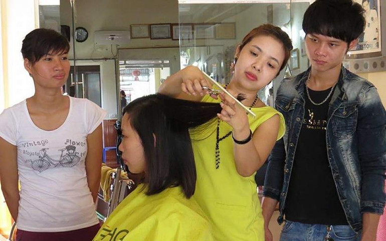 Chị Nguyễn Thị Hà hướng dẫn các bạn trẻ học nghề cắt tóc. Chị Nguyễn Thị Hà hướng dẫn các bạn trẻ học nghề cắt tóc.