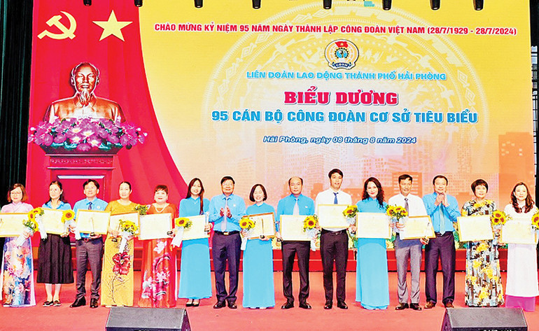 Biểu dương và trao bằng khen tặng cán bộ công đoàn cơ sở tiêu biểu.