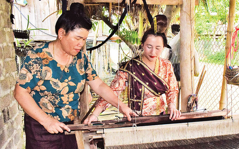 Ở xã Mường Và vẫn còn nhiều hộ gia đình duy trì việc dệt vải, thêu may trang phục, thổ cẩm dân tộc Lào.