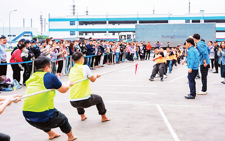 Công nhân Công ty TNHH Luxshare-ICT Việt Nam thi kéo co, một trong những hoạt động hưởng ứng Tháng Công nhân năm 2024. (Ảnh Tường Vi)