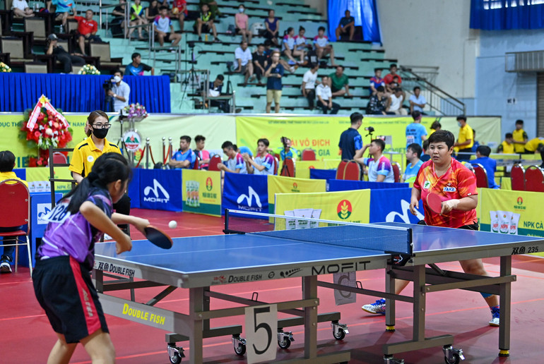 Trận đấu tại giai đoạn hai nội dung đồng đội nữ giữa Thành phố Hồ Chí Minh 1 và Đồng Nai 1. (Ảnh THU HÀ)