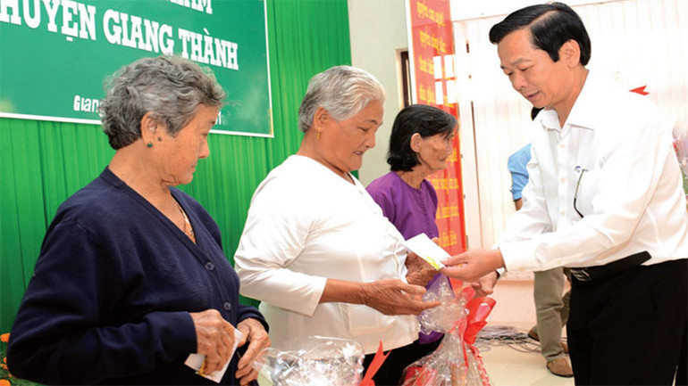 Lãnh đạo tỉnh Kiên Giang thăm, tặng quà gia đình chính sách huyện Giang Thành.