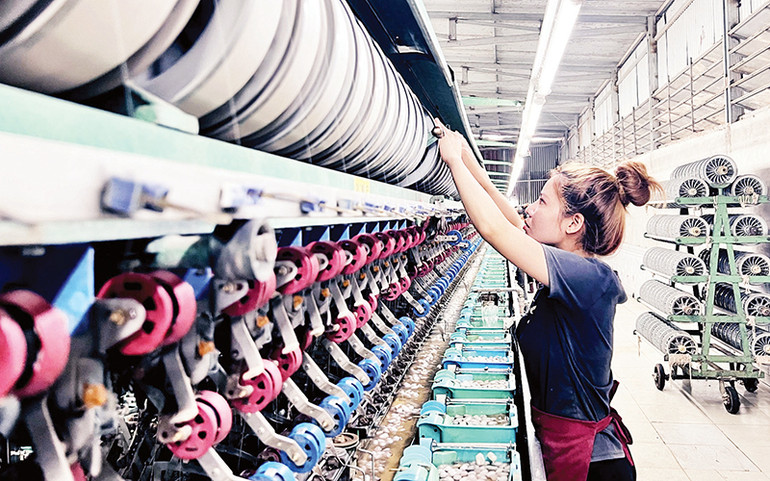 Sản xuất tơ lụa tại thành phố Bảo Lộc, tỉnh Lâm Đồng. Sản xuất tơ lụa tại thành phố Bảo Lộc, tỉnh Lâm Đồng.