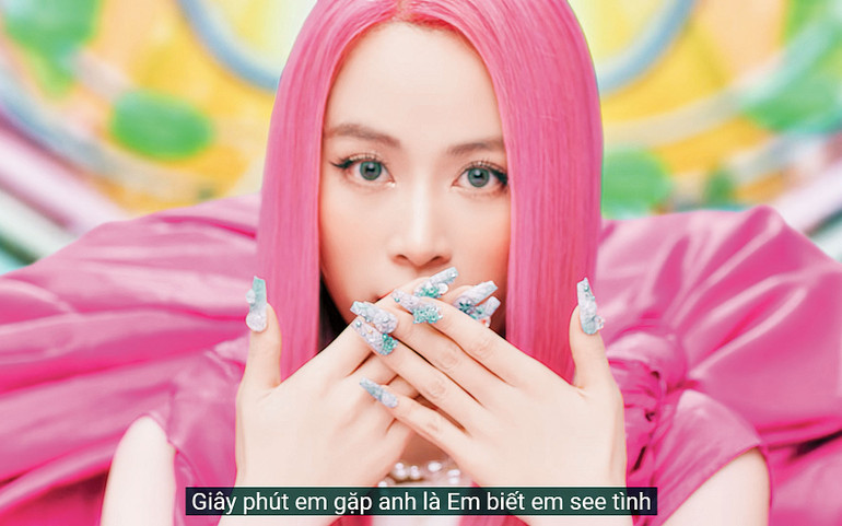 Ca sĩ Hoàng Thùy Linh trong đĩa đơn See tình. Ca sĩ Hoàng Thùy Linh trong đĩa đơn See tình.