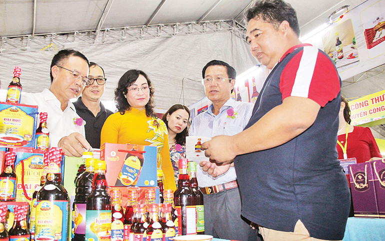 Nhiều sản phẩm công nghiệp nông thôn trưng bày tại hội chợ triển lãm hàng công nghiệp nông thôn tiêu biểu khu vực phía nam (tỉnh Hậu Giang) năm 2023.