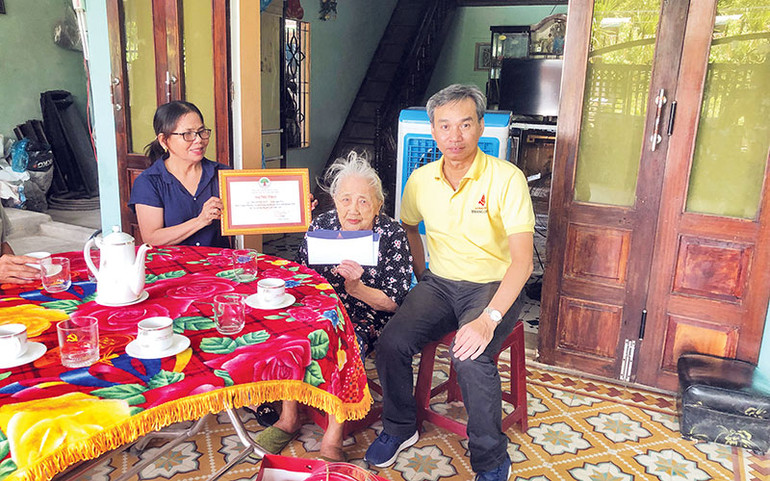 Chủ tịch Công đoàn Công ty Thuốc lá Thăng Long Trần Đình Thắng thăm, tặng quà Mẹ Việt Nam Anh hùng Doãn Thị Sưu, sinh sống tại xã Quế Long, huyện Quế Sơn, tỉnh Quảng Nam. Chủ tịch Công đoàn Công ty Thuốc lá Thăng Long Trần Đình Thắng thăm, tặng quà Mẹ Việt Nam Anh hùng Doãn Thị Sưu, sinh sống tại xã Quế Long, huyện Quế Sơn, tỉnh Quảng Nam.