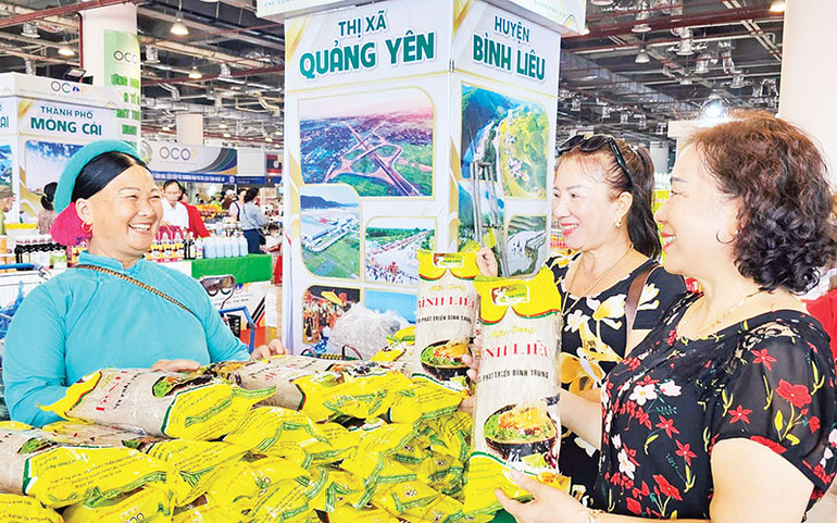 Các sản phẩm truyền thống của địa phương tại Hội chợ OCOP thu hút đông đảo người dân và du khách.