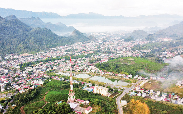 Thành phố Lai Châu trong sương sớm.