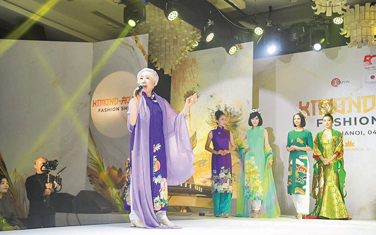 Nhà thiết kế Kobayashi Eiko trong trang phục áo dài do chính bà sáng tạo nên. Ảnh trong bài | BRG Group cung cấp