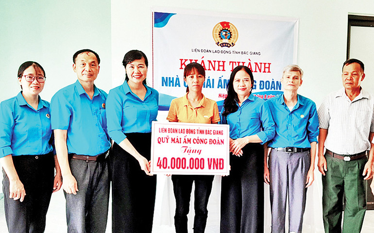Lãnh đạo LĐLĐ tỉnh Bắc Giang trao kinh phí hỗ trợ xây nhà “Mái ấm công đoàn” cho đoàn viên Hà Thị Hoa.