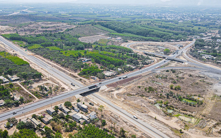 Nút giao cao tốc Phan Thiết-Dầu Giây với quốc lộ 1 đã cơ bản hoàn thành, đưa vào khai thác dịp lễ 30/4.