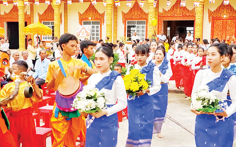 Dâng lễ vật và làm Lễ đắp núi cát cầu mùa màng bội thu tại chùa Viễn Quang, quận Ninh Kiều, TP Cần Thơ.