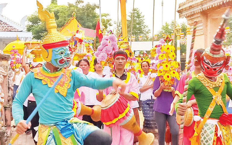 Múa trống Sa-dăm tại chùa Samaki, huyện Vĩnh Thạnh, TP Cần Thơ.