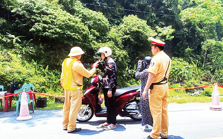 Lực lượng cảnh sát giao thông tỉnh Cao Bằng kiểm tra nồng độ cồn.