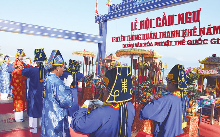 Các vị bô lão vùng biển Xuân Hà, trong phần chính lễ của Lễ hội Cầu ngư truyền thống quận Thanh Khê ngày 29/2.