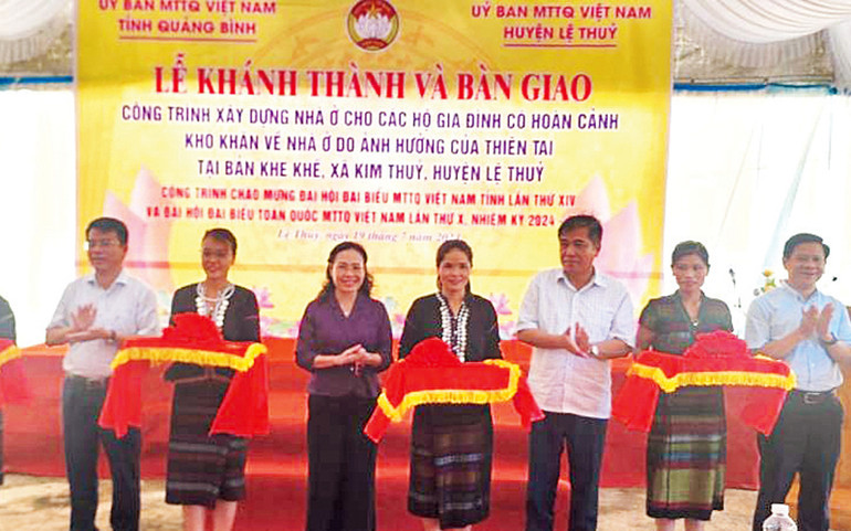 Lễ bàn giao 41 nhà cho người dân có hoàn cảnh khó khăn ở bản Khe Khế, xã Kim Thủy, huyện Lệ Thủy (Quảng Bình).