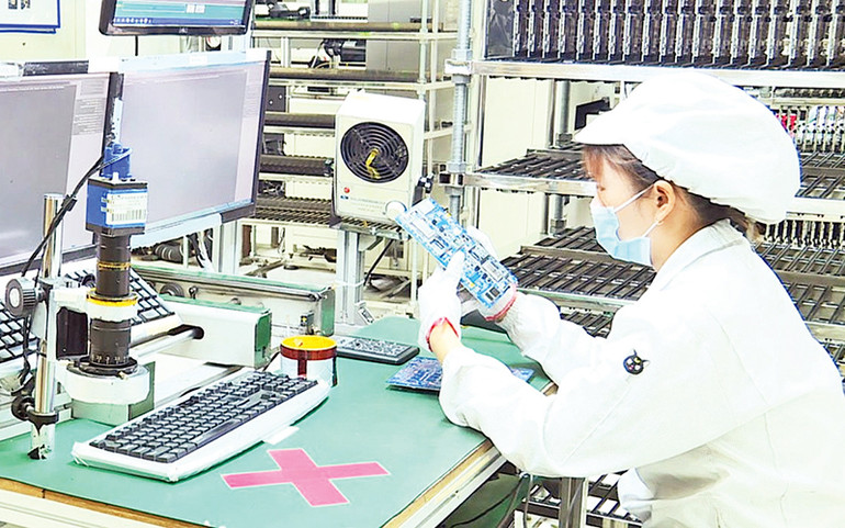 Dây chuyền sản xuất tại Công ty TNHH Fuhong precision component (Khu công nghiệp Đình Trám). (Ảnh Trường Sơn)