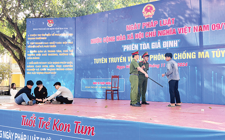 Một tiểu phẩm tại “Phiên tòa giả định”.