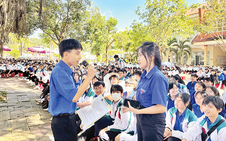 Đoàn viên, thanh niên tham gia trả lời các câu hỏi tình huống về pháp luật tại chương trình.