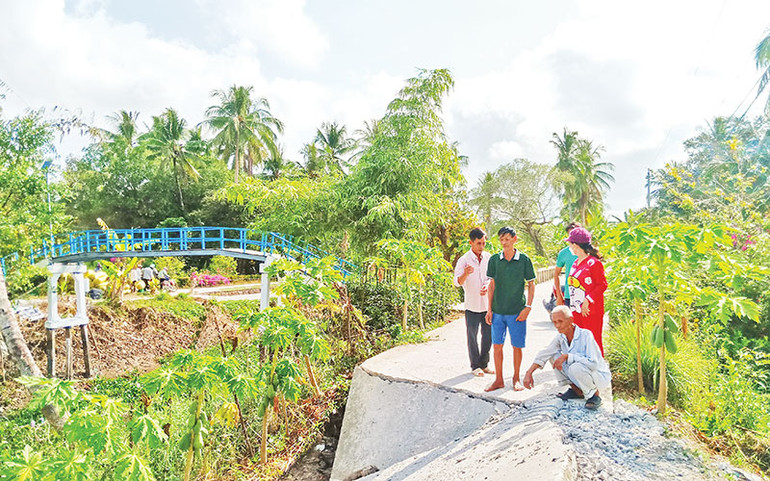 Một số tuyến đường giao thông nông thôn trên địa bàn xã Trần Hợi bị sụt lún, ảnh hưởng việc đi lại của người dân.