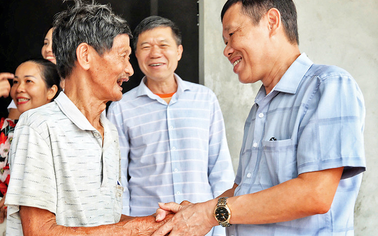 Xuân về, cán bộ địa phương đến động viên, chia sẻ niềm vui với gia đình chính sách bên căn nhà mới đang được hoàn thiện. Xuân về, cán bộ địa phương đến động viên, chia sẻ niềm vui với gia đình chính sách bên căn nhà mới đang được hoàn thiện.