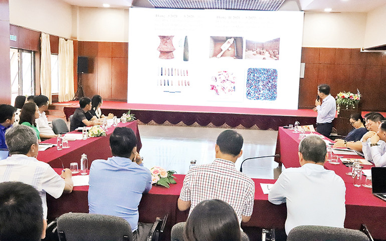 Bảo tàng Đắk Lắk báo cáo kết quả các hiện vật thu được trong đợt khai quật lần 3 năm 2024 tại Di chỉ khảo cổ học Thác Hai. (Ảnh CÔNG LÝ)