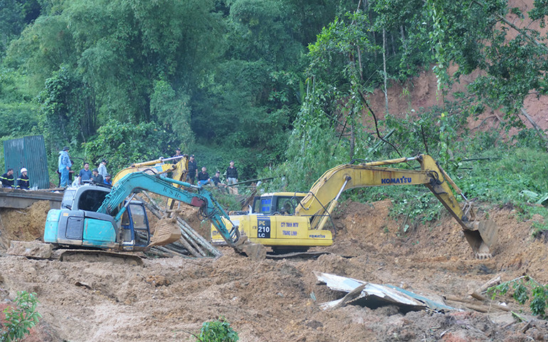 Các lực lượng chức năng tìm kiếm nạn nhân mất tích tại Km 49, Quốc lộ 2, xã Việt Vinh, huyện Bắc Quang.