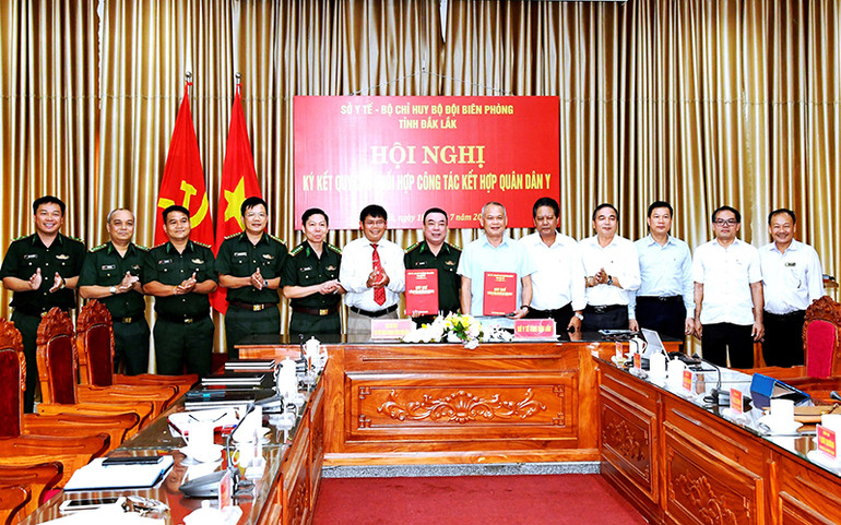 Đại diện lãnh đạo hai đơn vị ký kết chương trình phối hợp. Đại diện lãnh đạo hai đơn vị ký kết chương trình phối hợp.