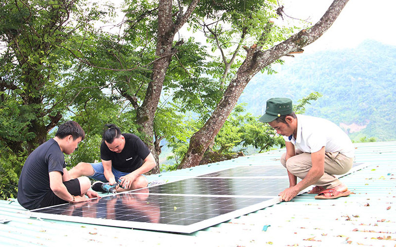 Lắp điện mặt trời tặng điểm trường.
