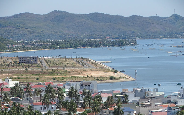 Thị xã Sông Cầu phát triển nhiều khu dân cư mới bên bờ vịnh Xuân Đài. Thị xã Sông Cầu phát triển nhiều khu dân cư mới bên bờ vịnh Xuân Đài.