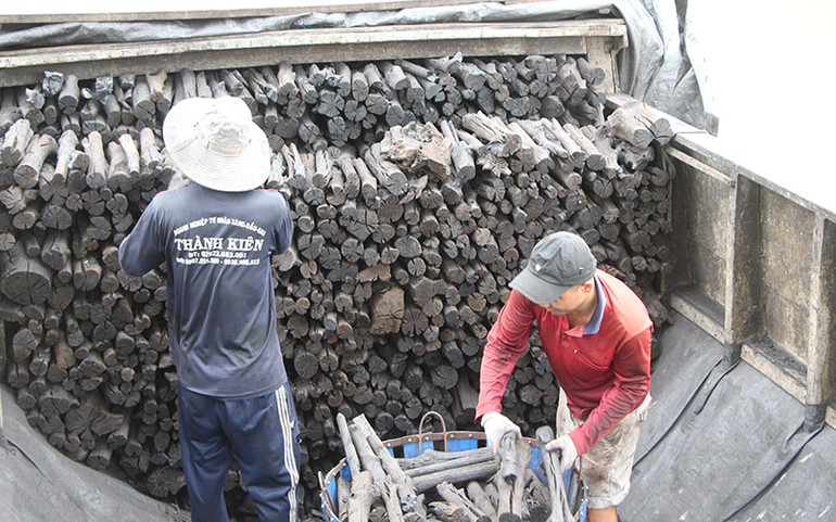 Đưa than xuống ghe bán cho thương lái.