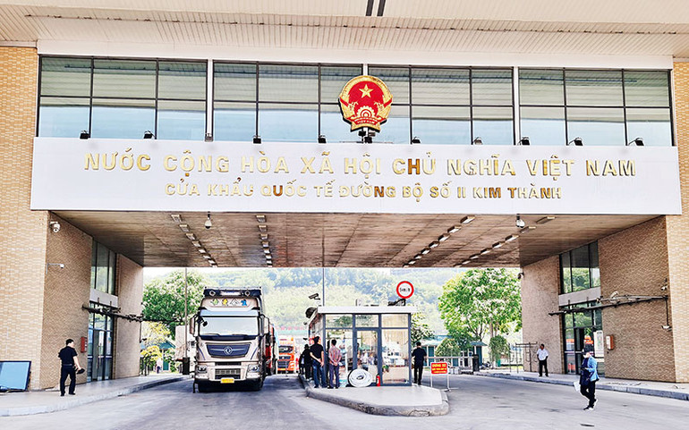 Hàng hóa xuất, nhập khẩu qua Cửa khẩu quốc tế đường bộ số II Kim Thành (Lào Cai). (Ảnh Hương Trà)