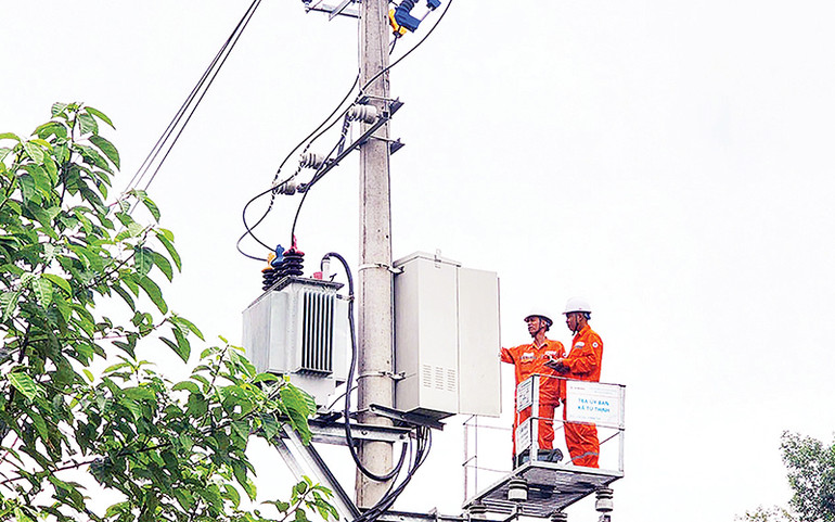 Công nhân Công ty Điện lực Sơn Dương (Tuyên Quang) kiểm tra an toàn hệ thống lưới điện. (Ảnh QUỐC VIỆT)